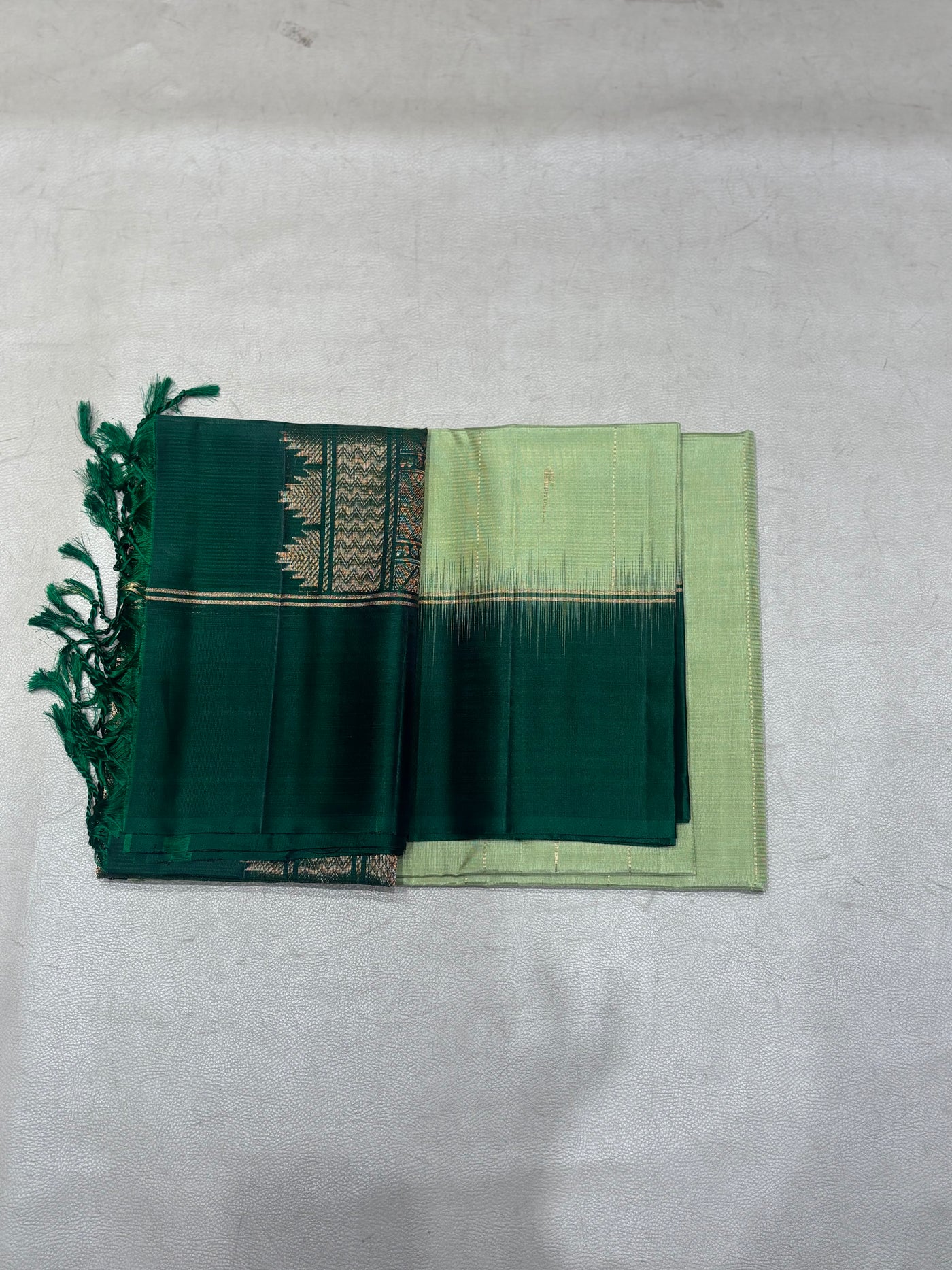 Leelavathi green handloom softsilk saree - Pure silk saree- contrast color