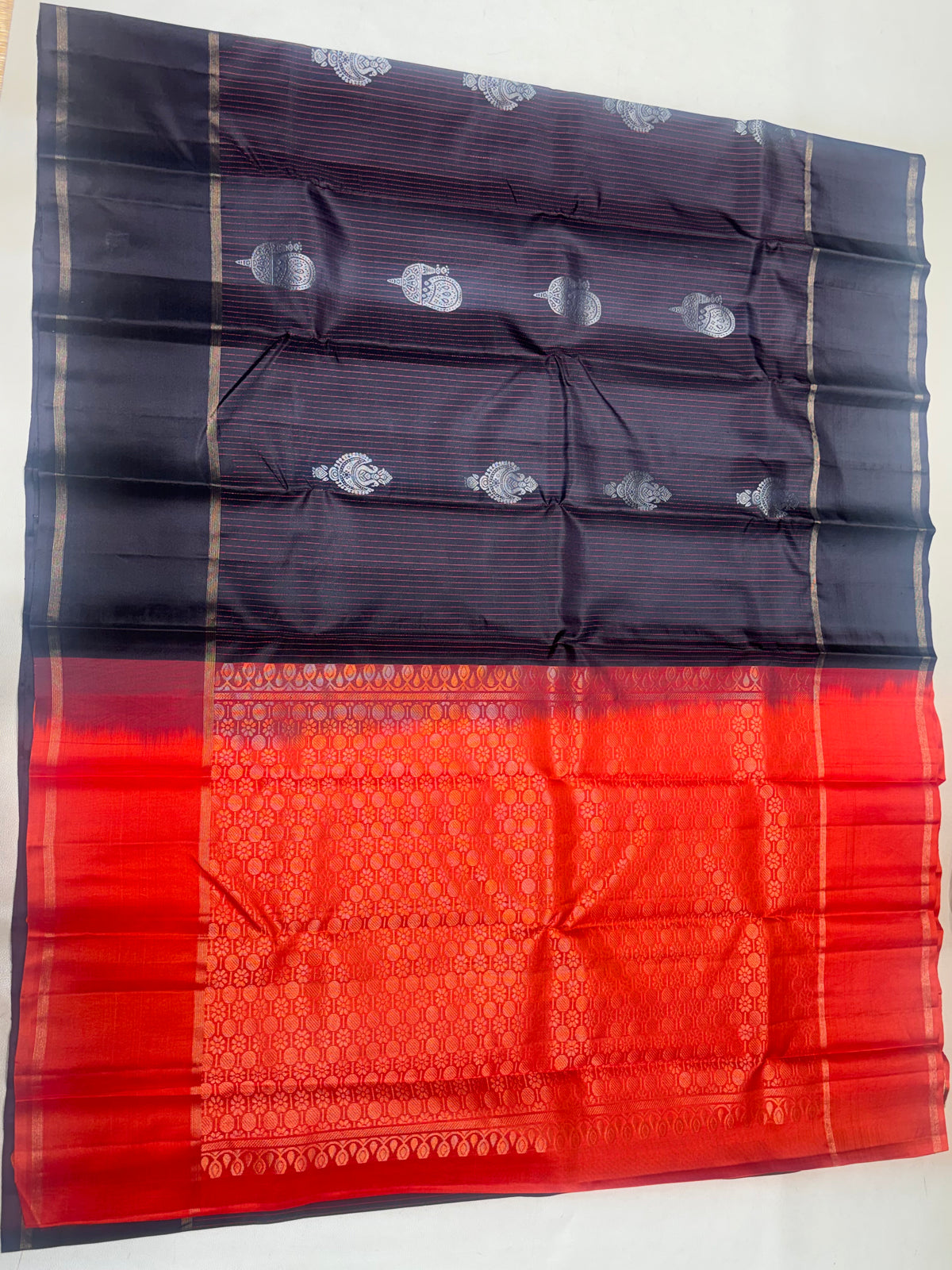 Kaarkuzhal black handloom softsilk saree - Pure silk saree