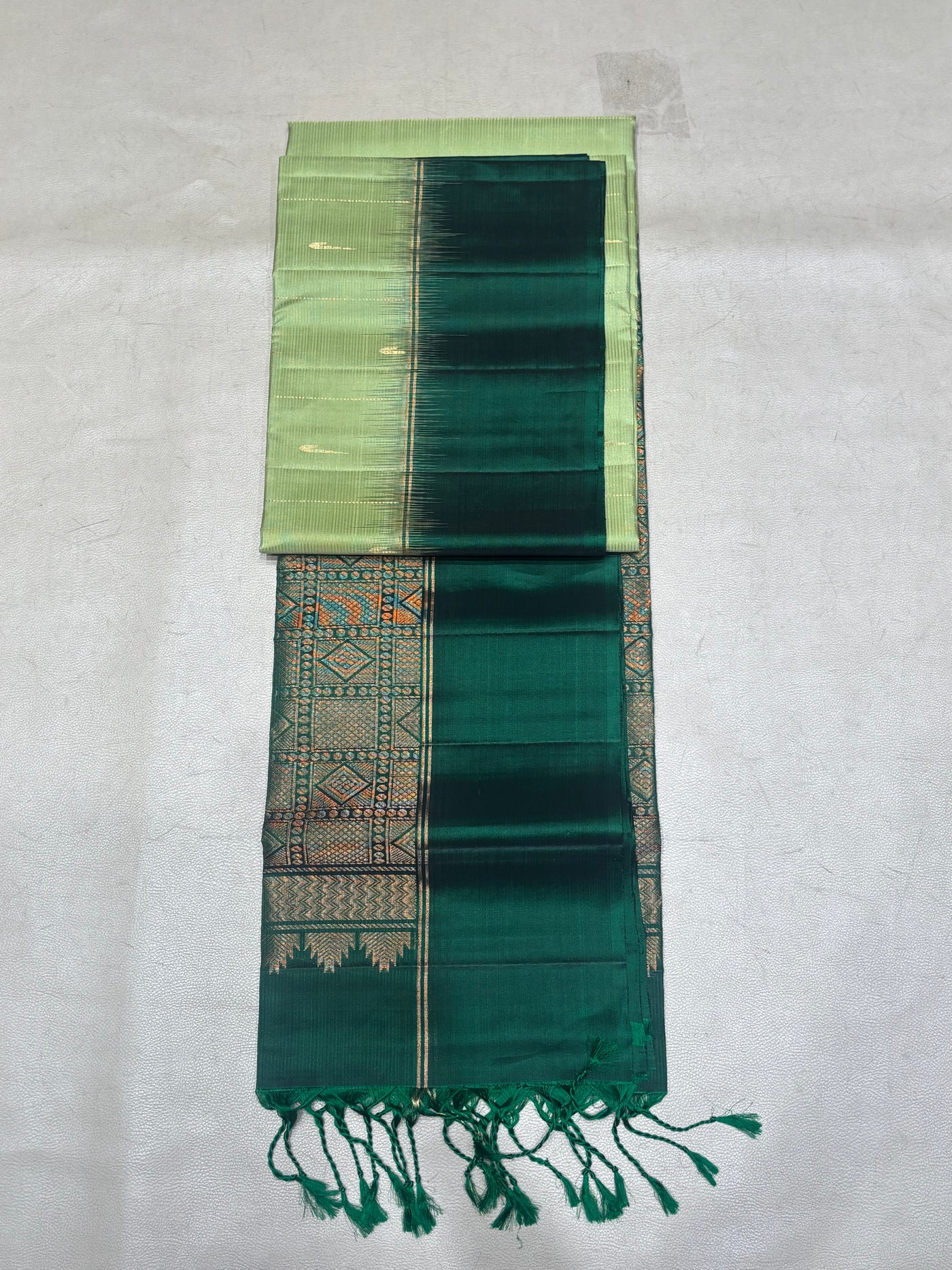 Leelavathi green handloom softsilk saree - Pure silk saree- contrast color