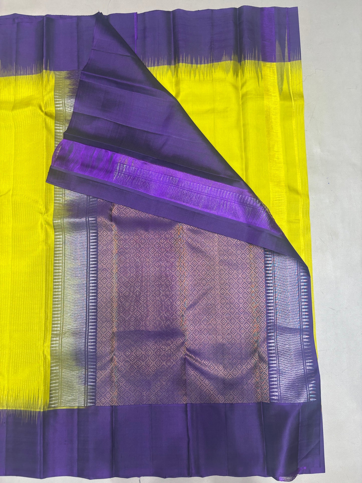Vaidhika vaira oosi design handloom softsilk saree - Pure silk saree-AK1112