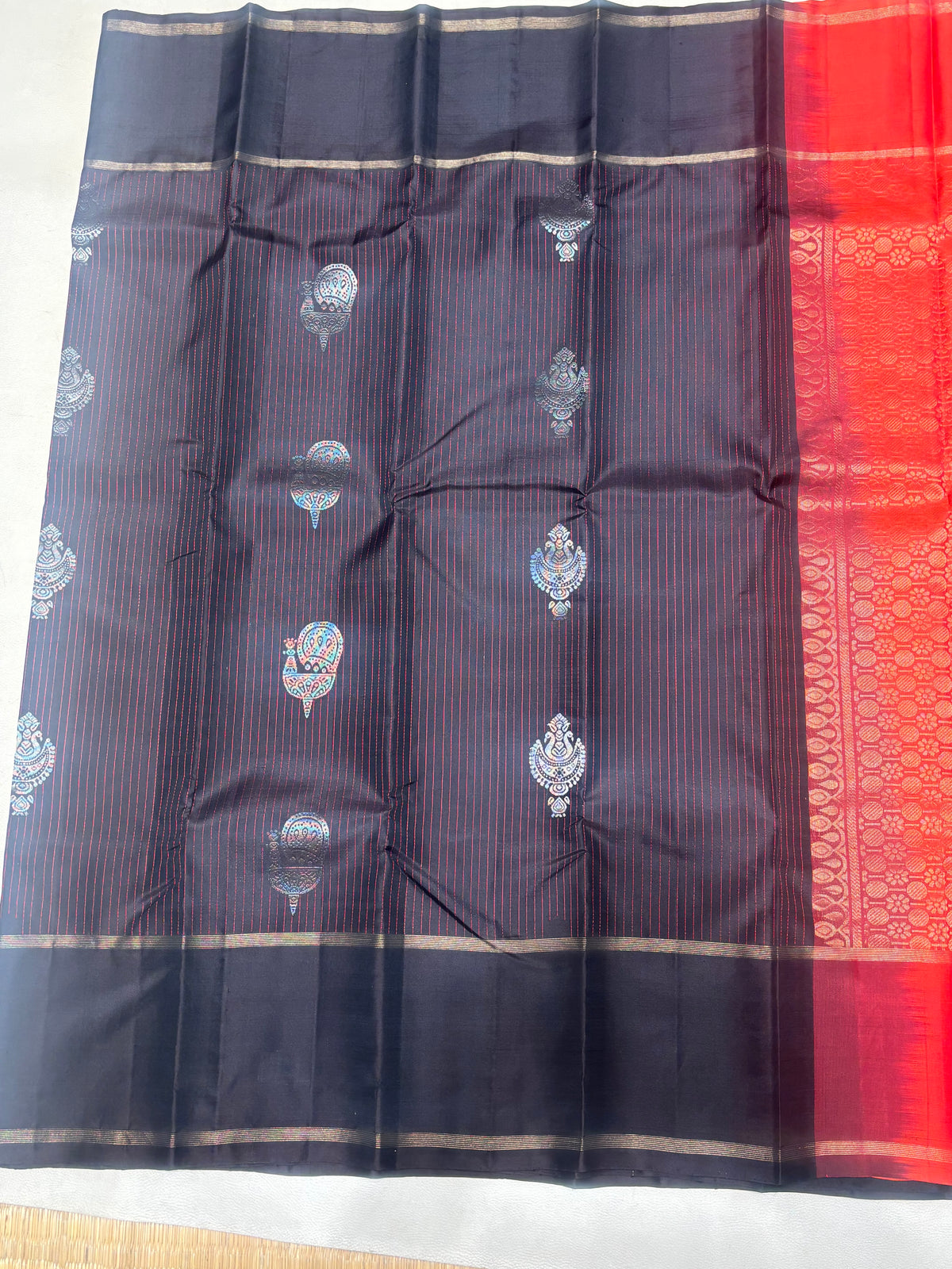 Kaarkuzhal black handloom softsilk saree - Pure silk saree