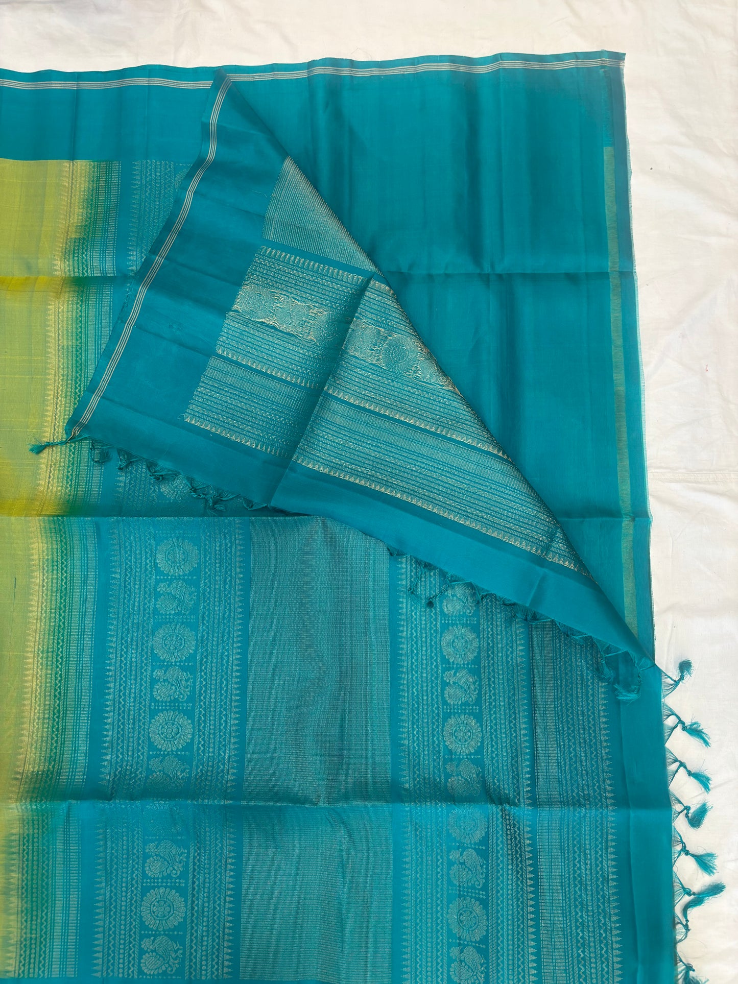 Airaa handloom softsilk saree - Pure silk saree