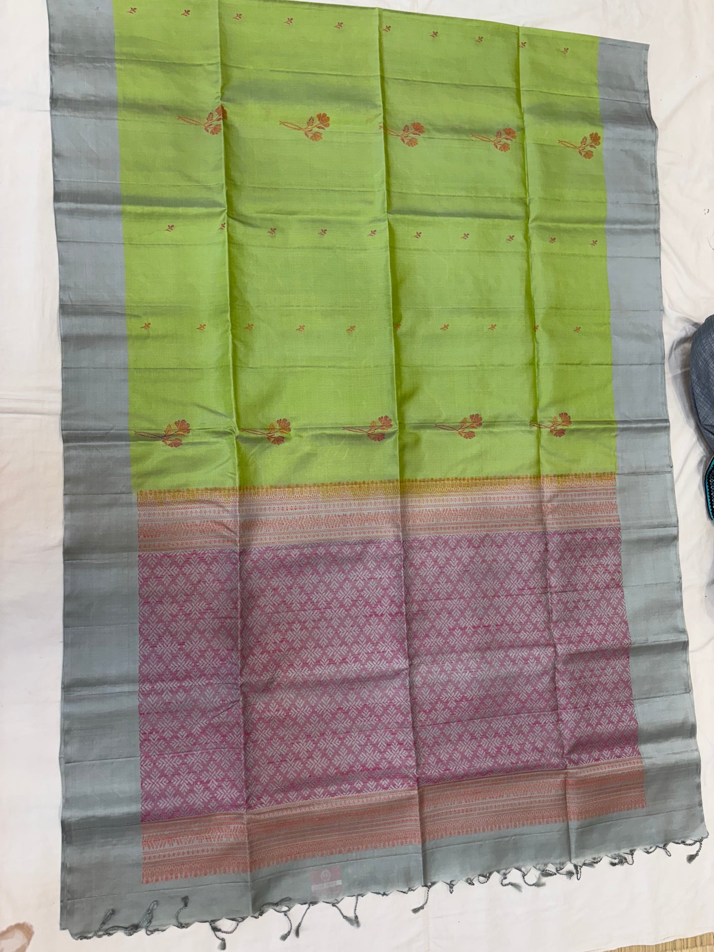 Raaha green softsilk saree with thread work - Pure silk saree - no zari