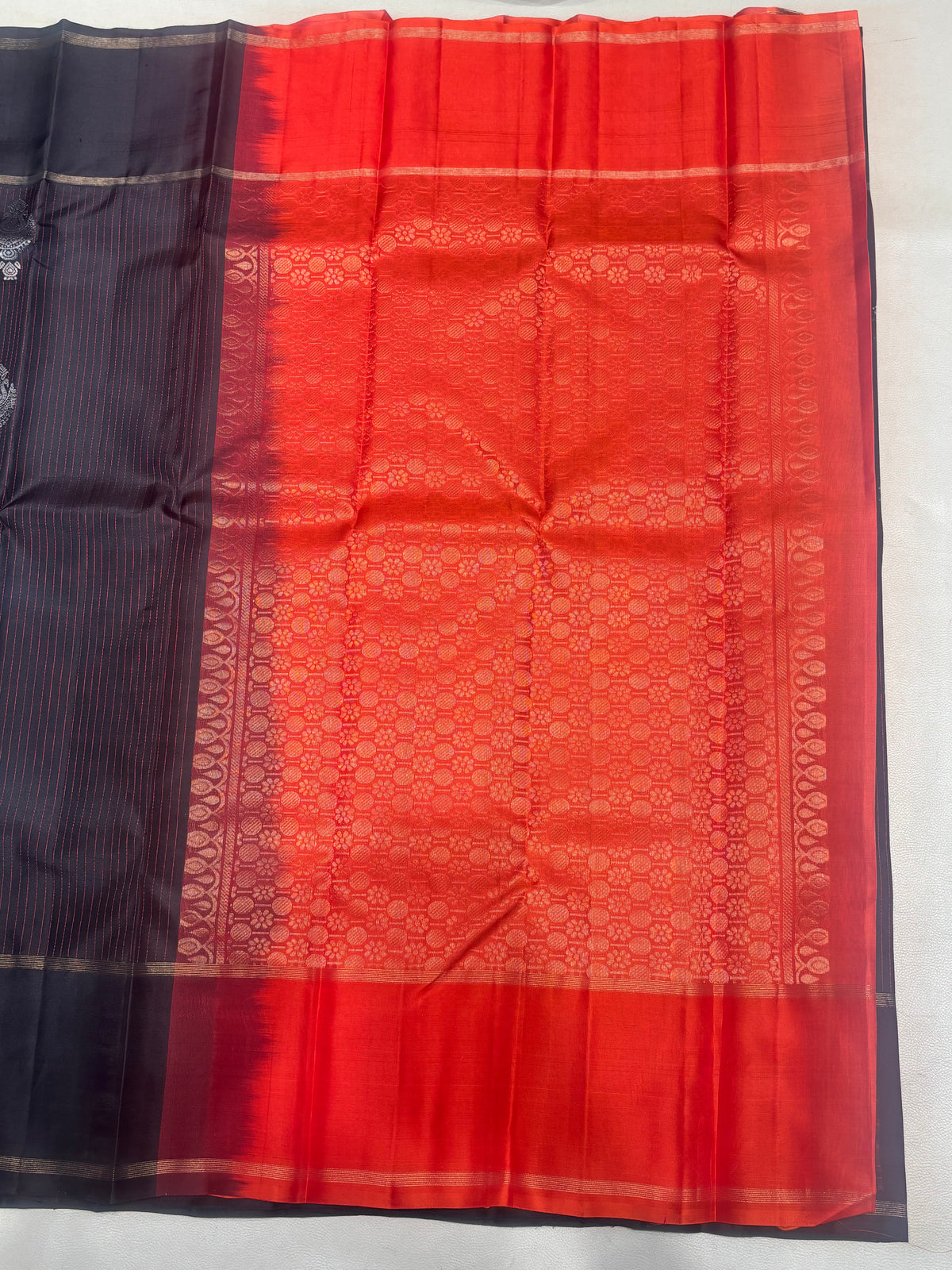 Kaarkuzhal black handloom softsilk saree - Pure silk saree