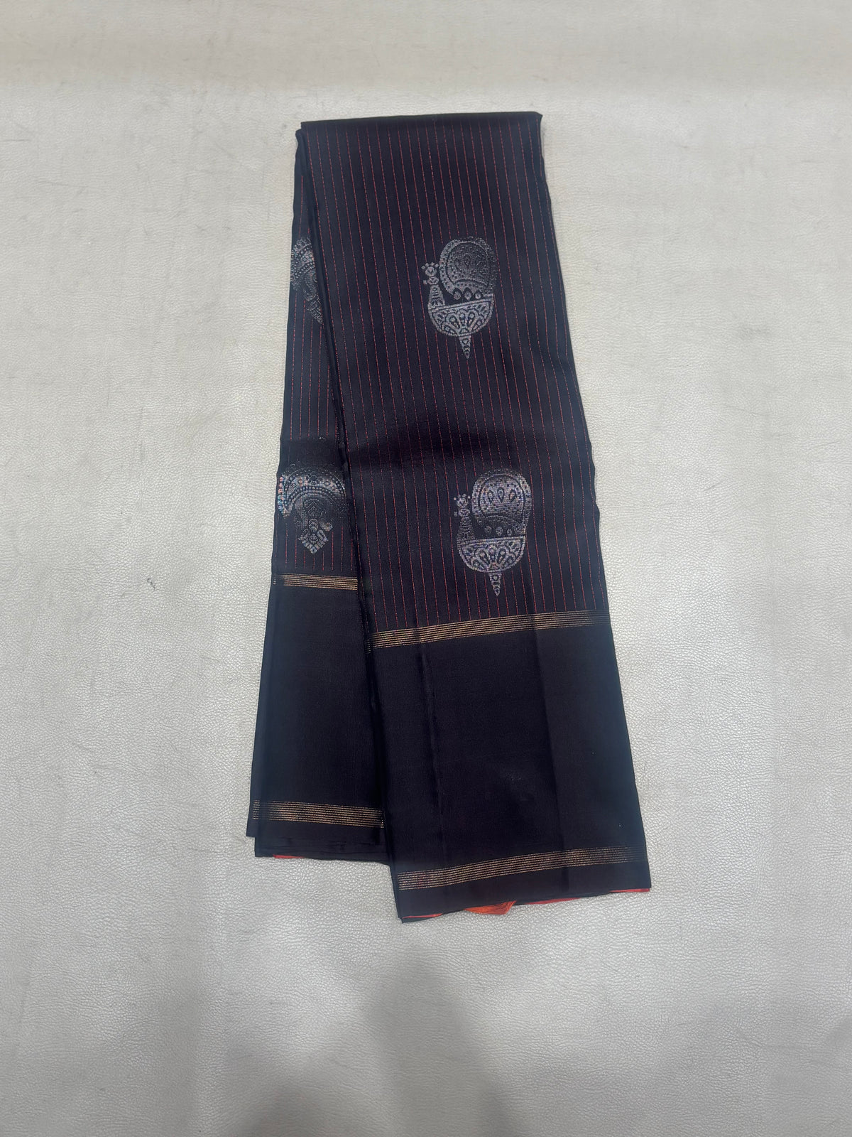 Kaarkuzhal black handloom softsilk saree - Pure silk saree