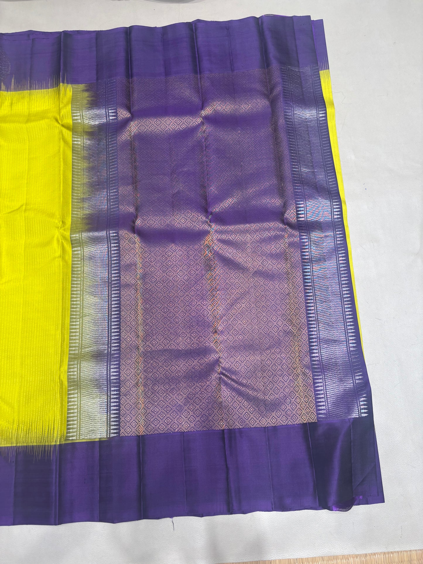 Vaidhika vaira oosi design handloom softsilk saree - Pure silk saree-AK1112