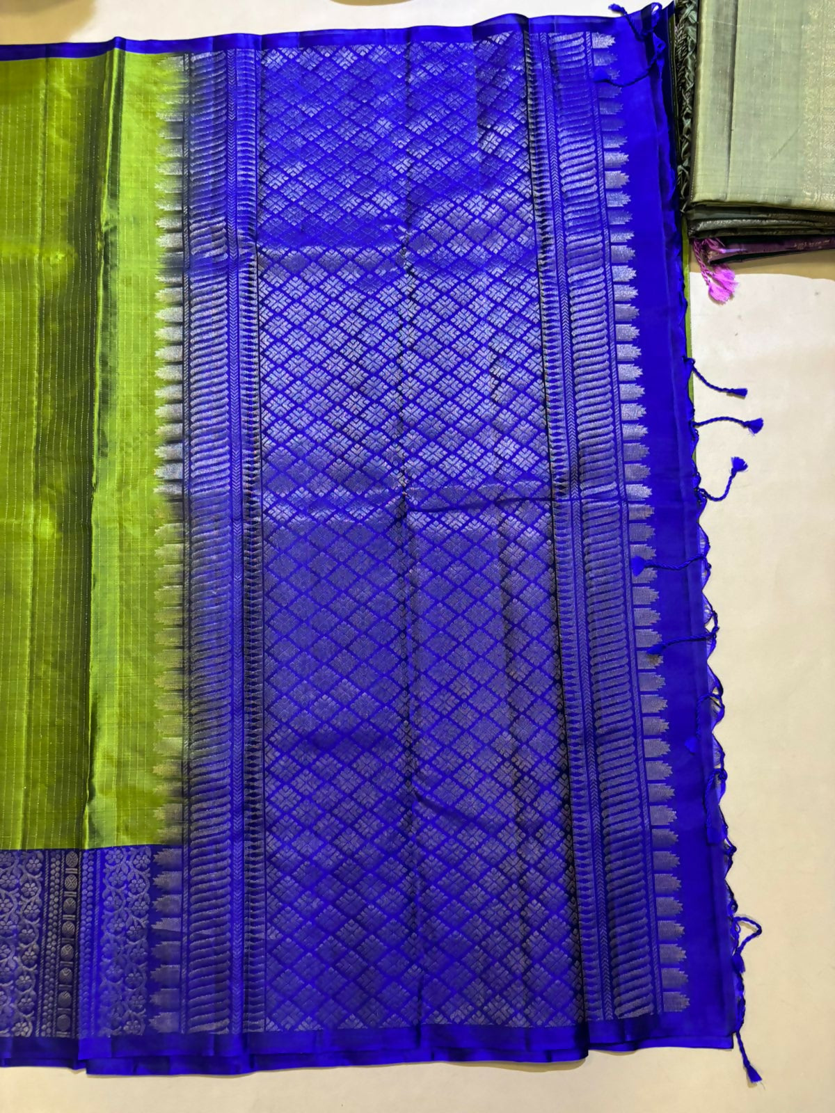 Tanvi parrot green handloom softsilk saree - Vaira oosi design - Pure silk saree
